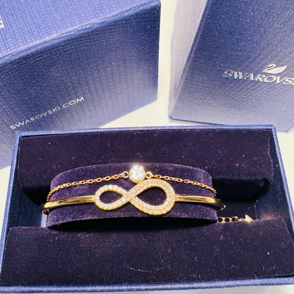 Swarovski Rose Gold Infinity Loop Bangle Bracelet NWT Size Medium - Picture 11 of 16